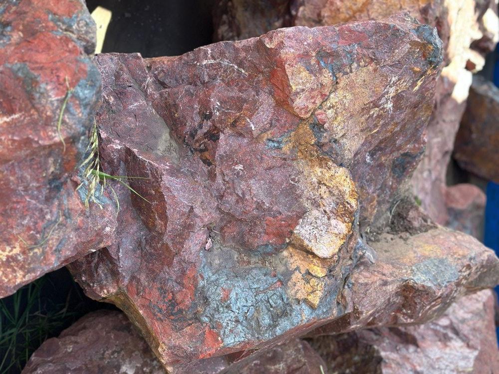 Камни для ландшафтного дизайна красно-фиолетовые 10-60 килограмм купить в Лосино-Петровском