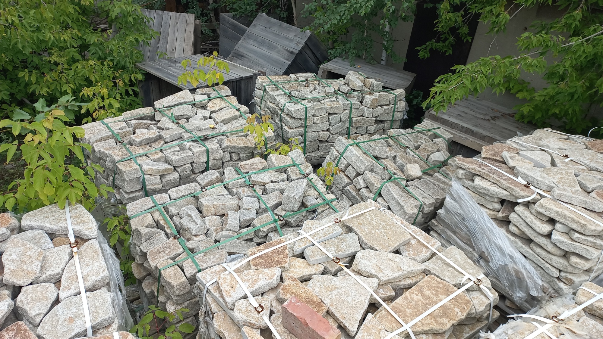 Плитняк галтованный гранитный для ландшафтного дизайна купить в Лосино-Петровском