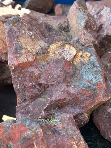 Камни для ландшафтного дизайна красно-фиолетовые 10-60 килограмм купить в Лосино-Петровском