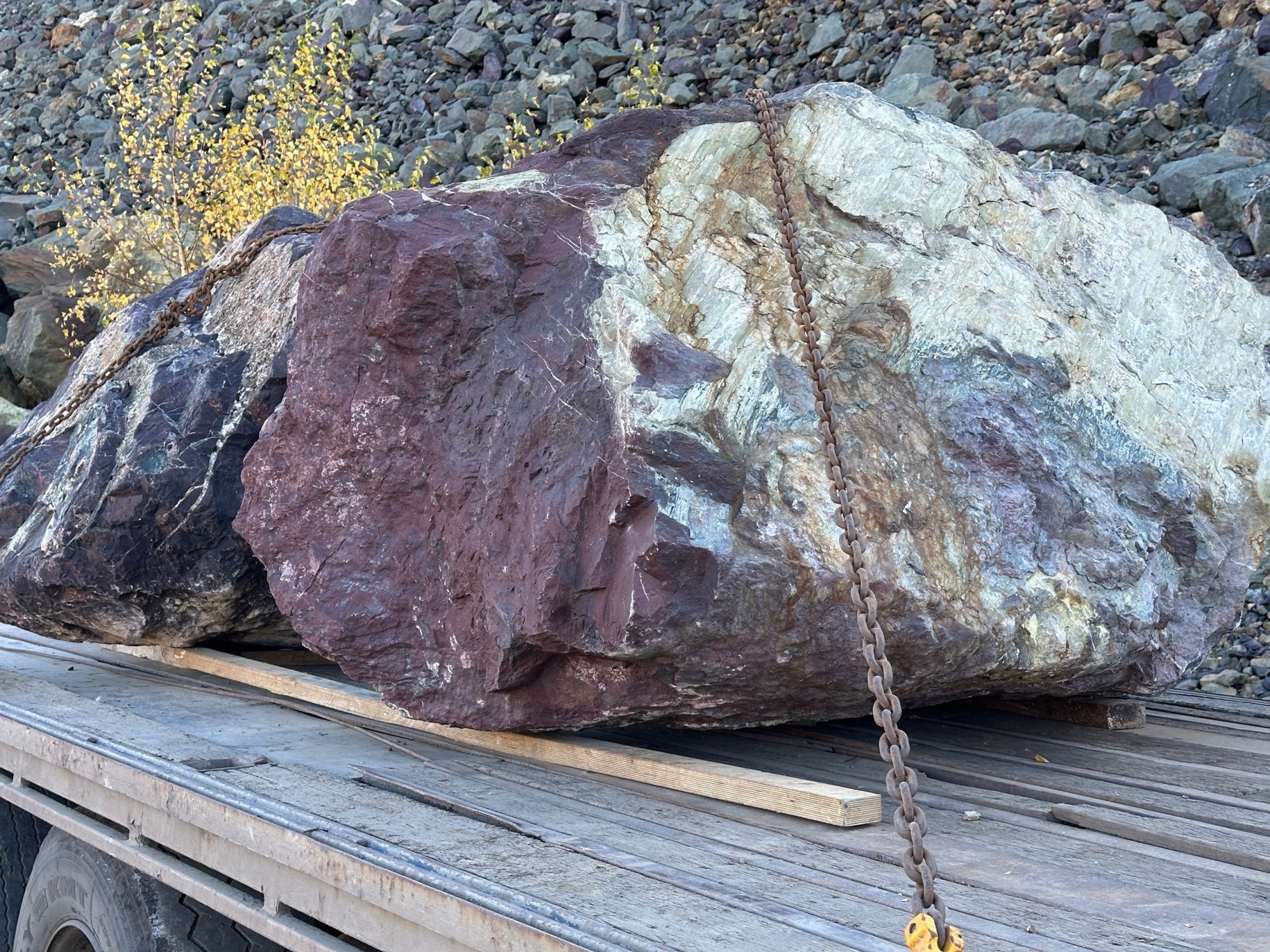 Огромные красно-фиолетовые валуны для ландшафтного дизайна весом более 5 тонн купить в Лосино-Петровском