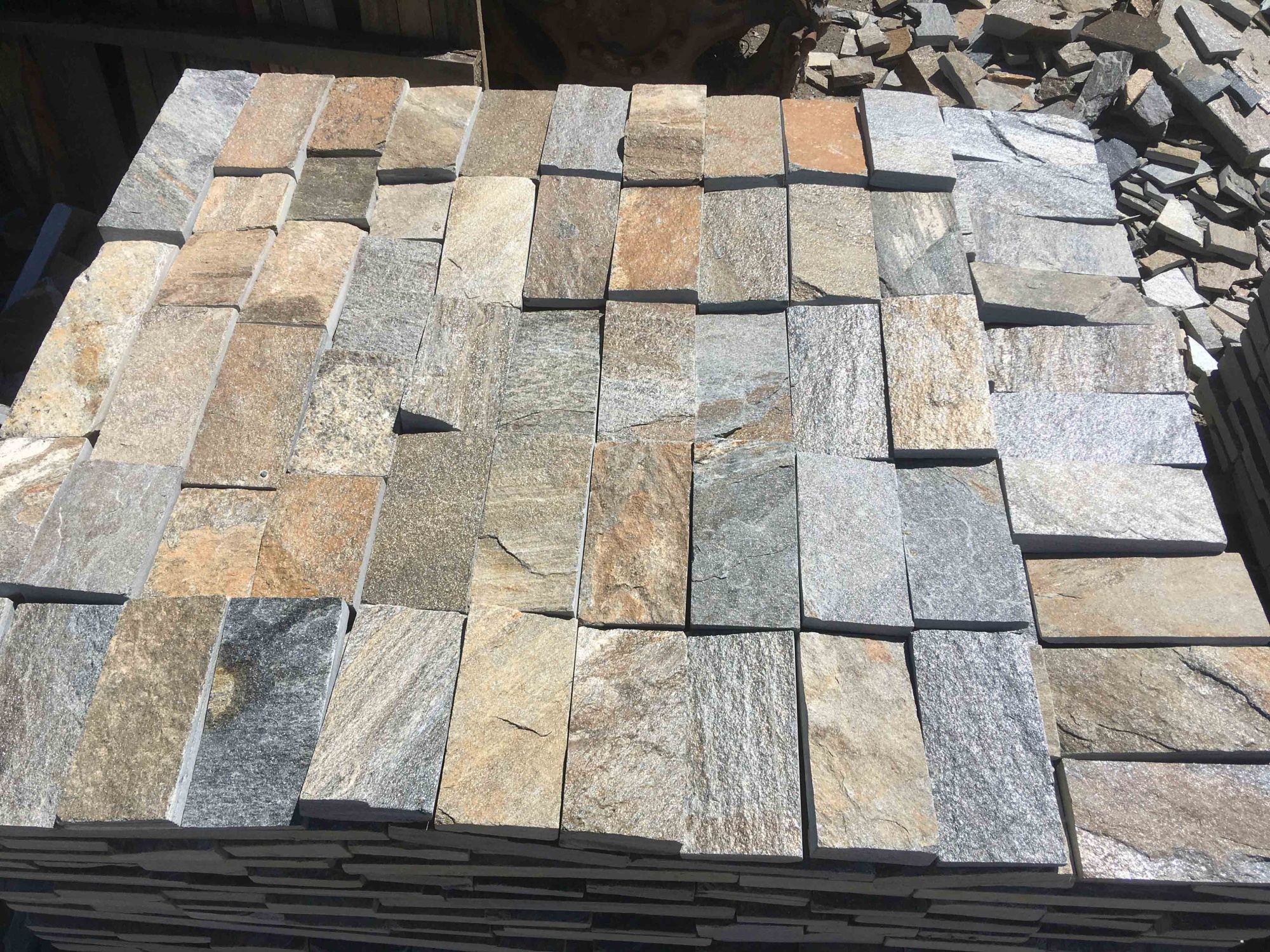 Плитка пилёная златолит Уральский для цоколя, отмостки купить в Лосино-Петровском