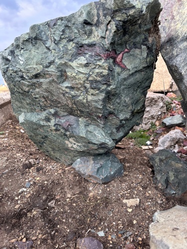 Гигантские зелёные валуны для ландшафтного дизайна весом более 5 тонн купить в Лосино-Петровском