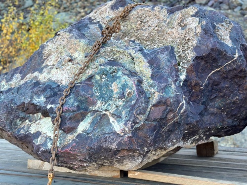 Огромные красно-фиолетовые валуны для ландшафтного дизайна весом более 5 тонн купить в Лосино-Петровском