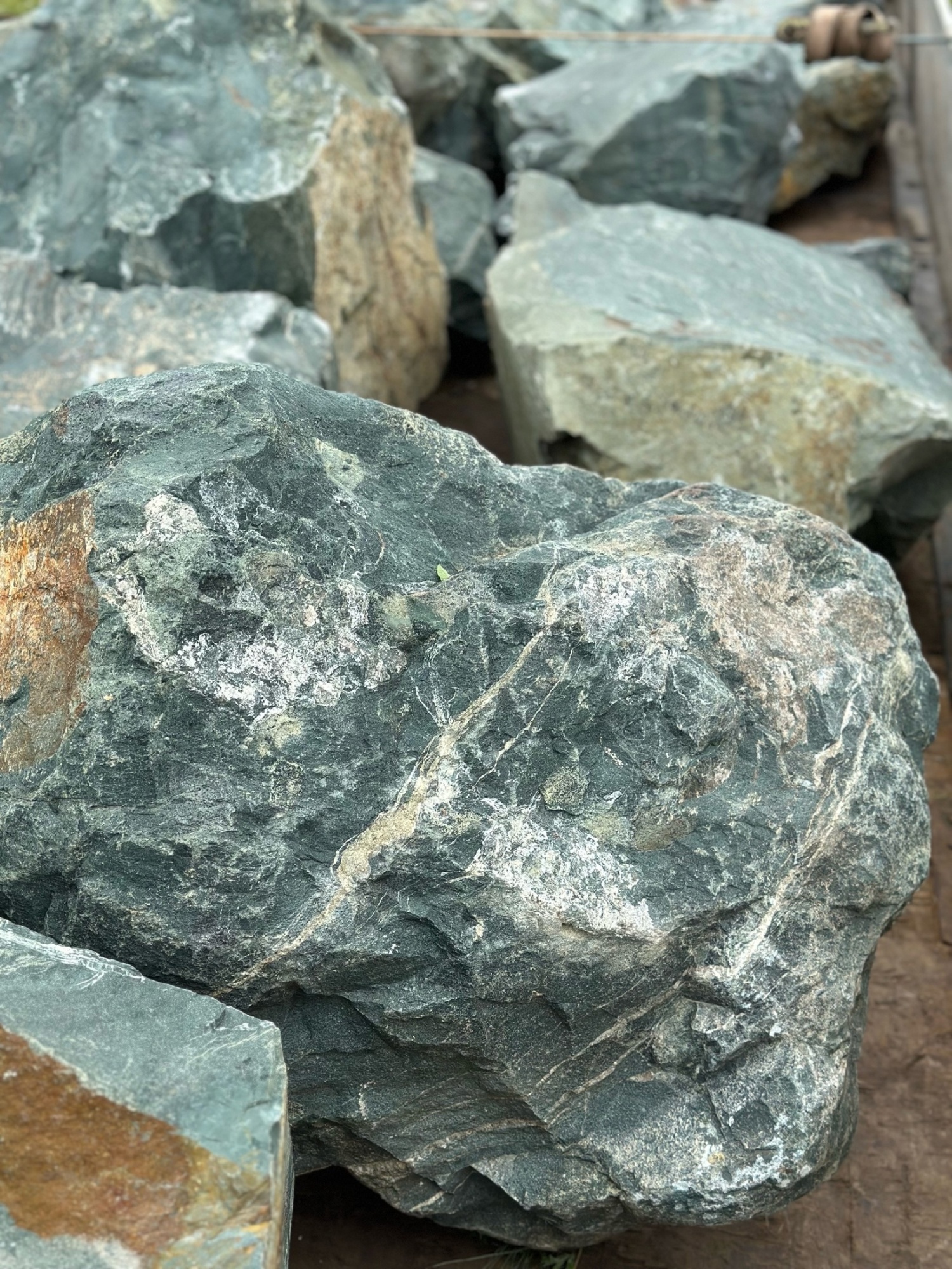 Камни для ландшафтного дизайна зелёные 10-60 килограмм купить в Лосино-Петровском