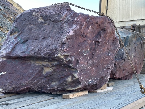 Огромные красно-фиолетовые валуны для ландшафтного дизайна весом более 5 тонн купить в Лосино-Петровском