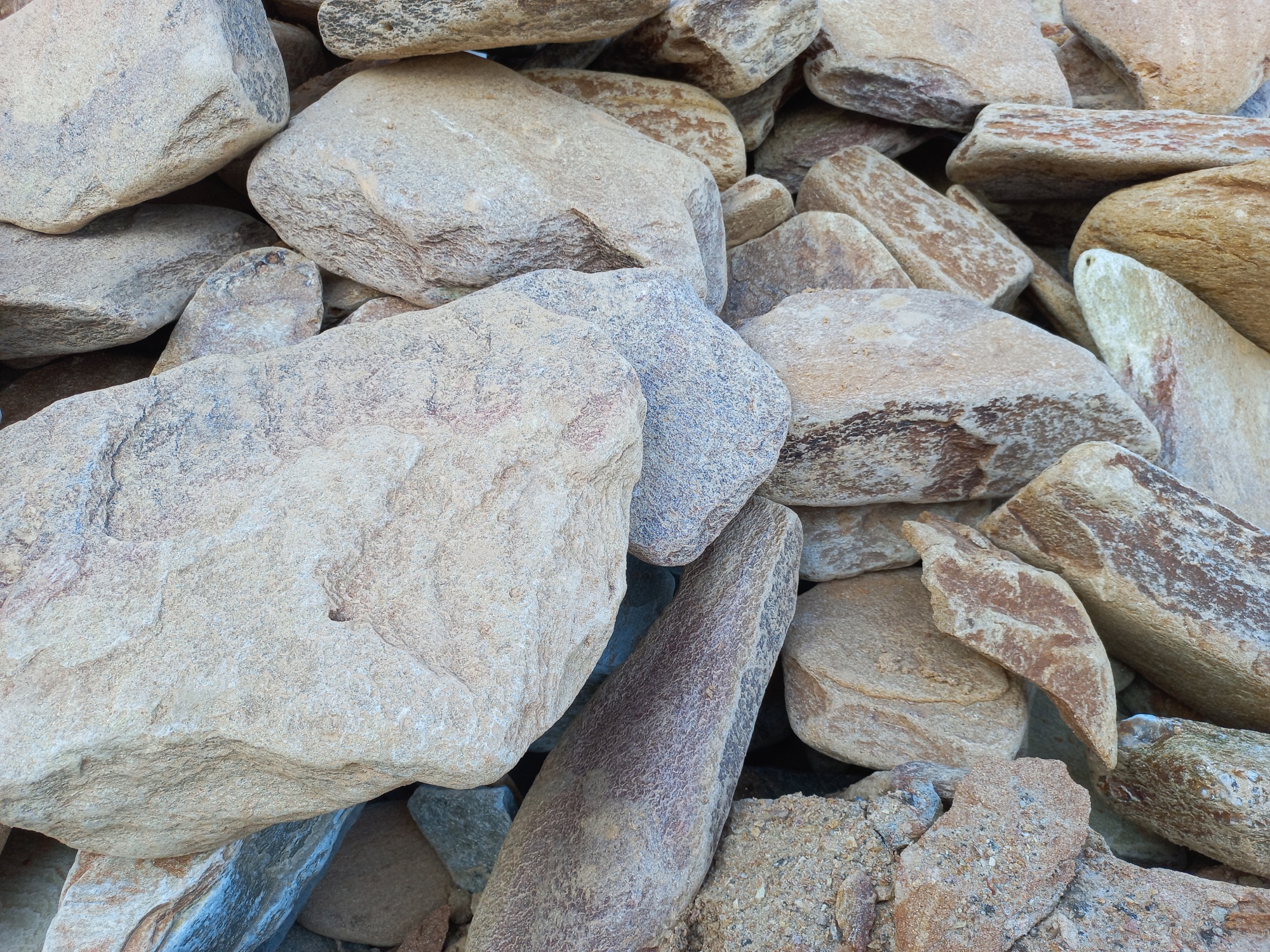 Златолит жёлтый, жёлто-зелёный глыбки и валуны для ланшафтного дизайна купить в Лосино-Петровском