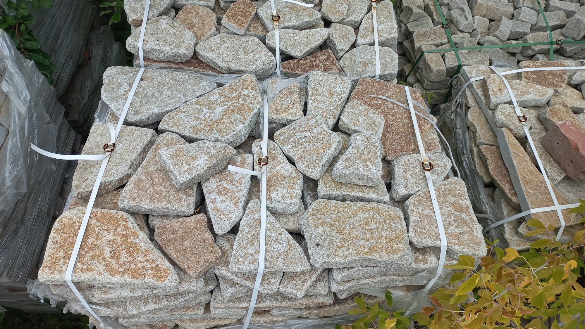 Плитняк галтованный гранитный для ландшафтного дизайна купить в Лосино-Петровском