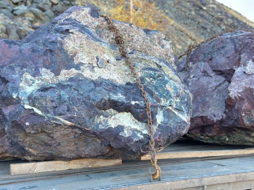 Огромные красно-фиолетовые валуны для ландшафтного дизайна весом более 5 тонн купить в Лосино-Петровском