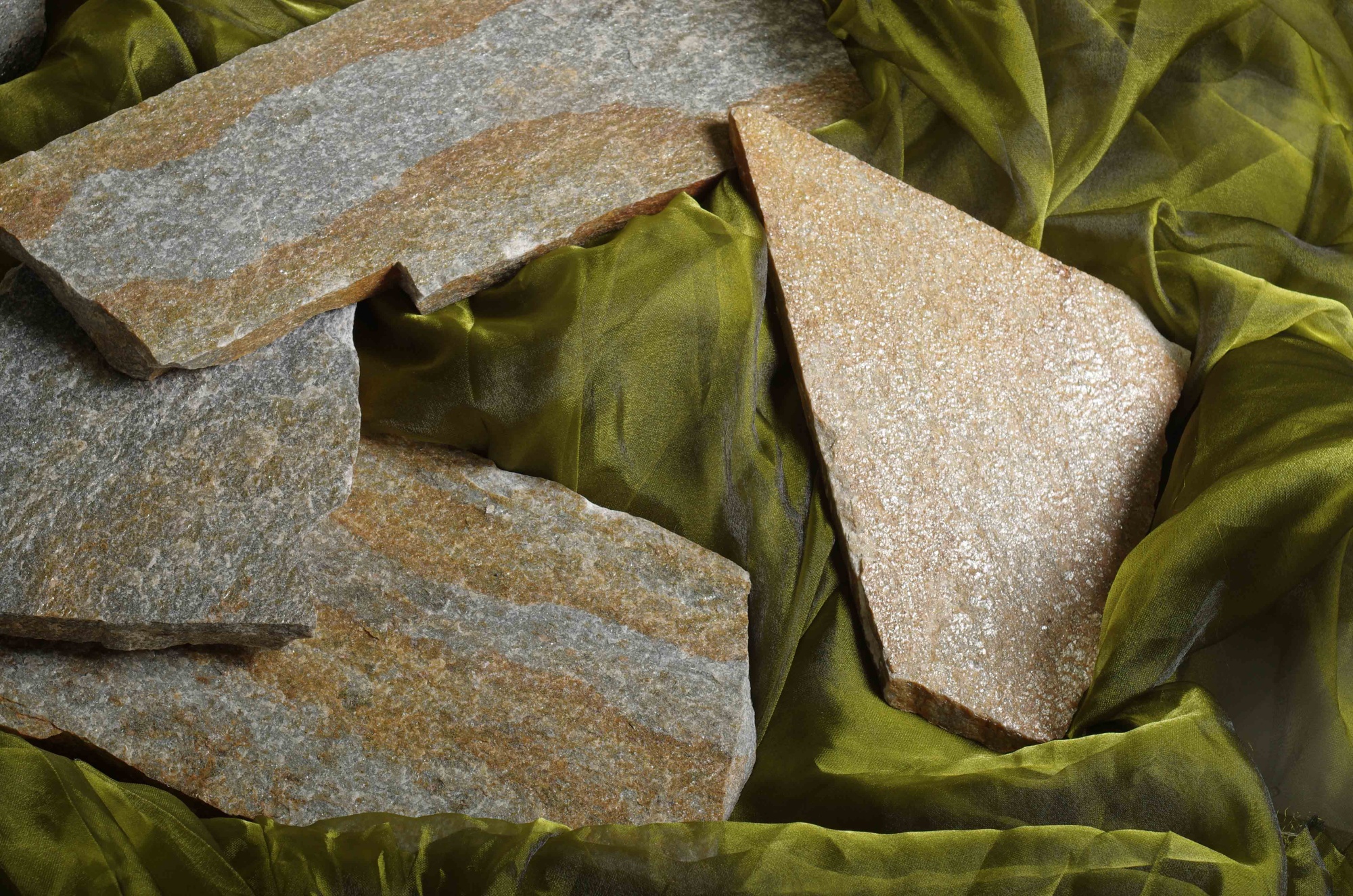 Плитняк златолит Уральский для цоколя, отмостки купить в Лосино-Петровском